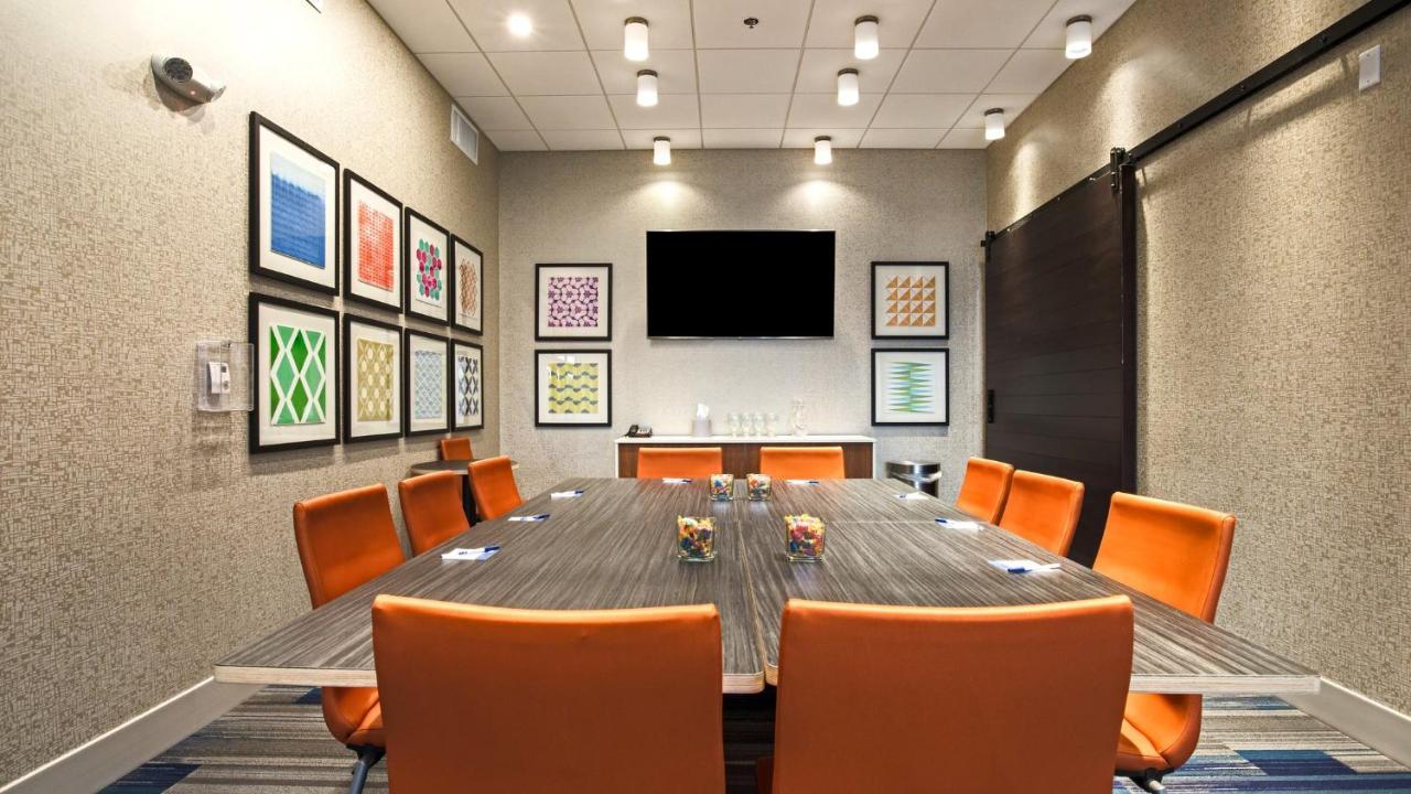 | Holiday Inn Express & Suites Racine, an IHG Hotel