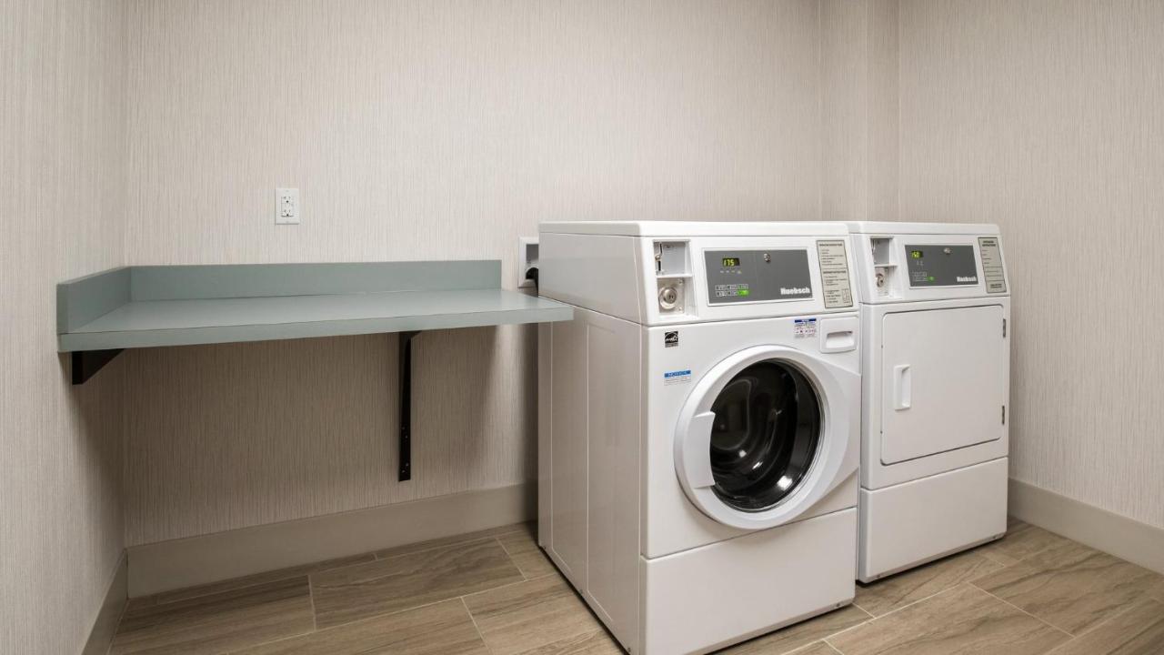 | Holiday Inn Express & Suites Racine, an IHG Hotel