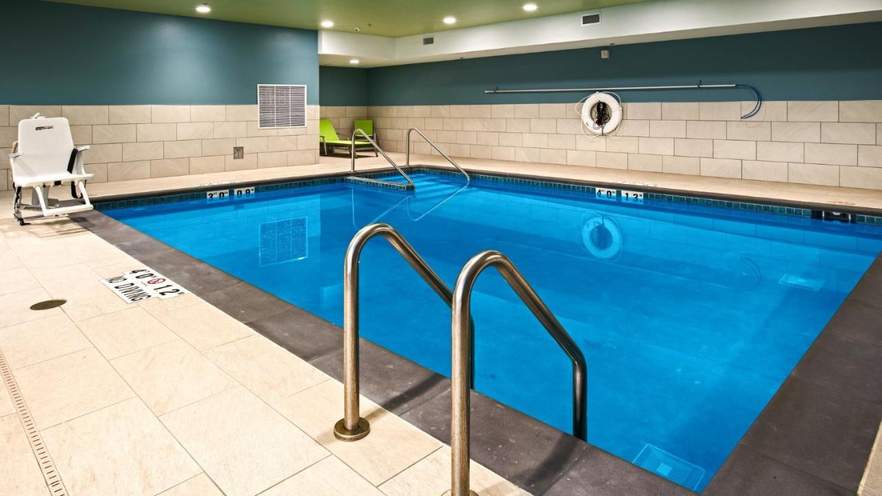 | Holiday Inn Express & Suites Racine, an IHG Hotel