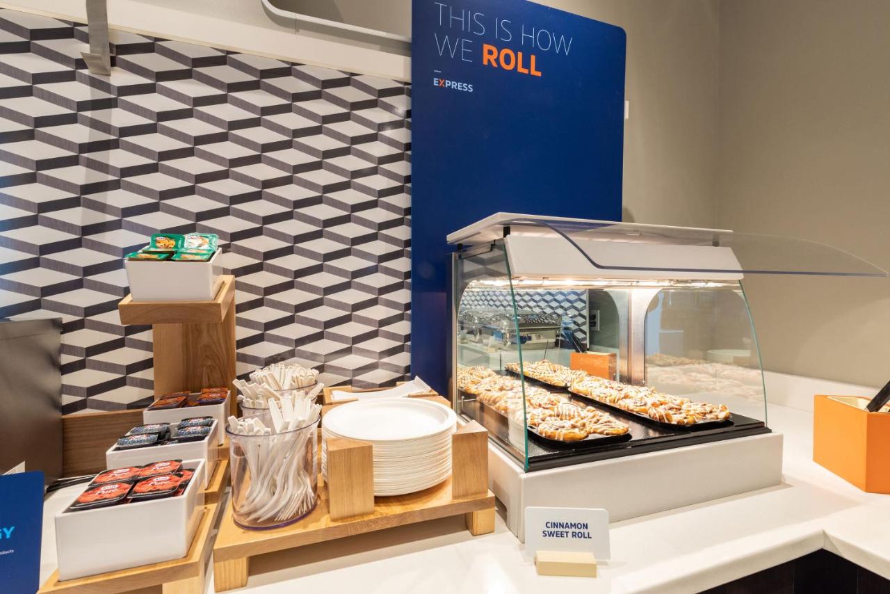 | Holiday Inn Express & Suites Racine, an IHG Hotel