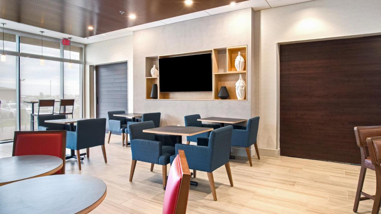 | Holiday Inn Express & Suites Racine, an IHG Hotel