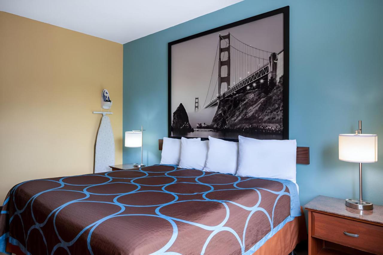 King Room - Non-Smoking at Super 8 by Wyndham Salisbury
