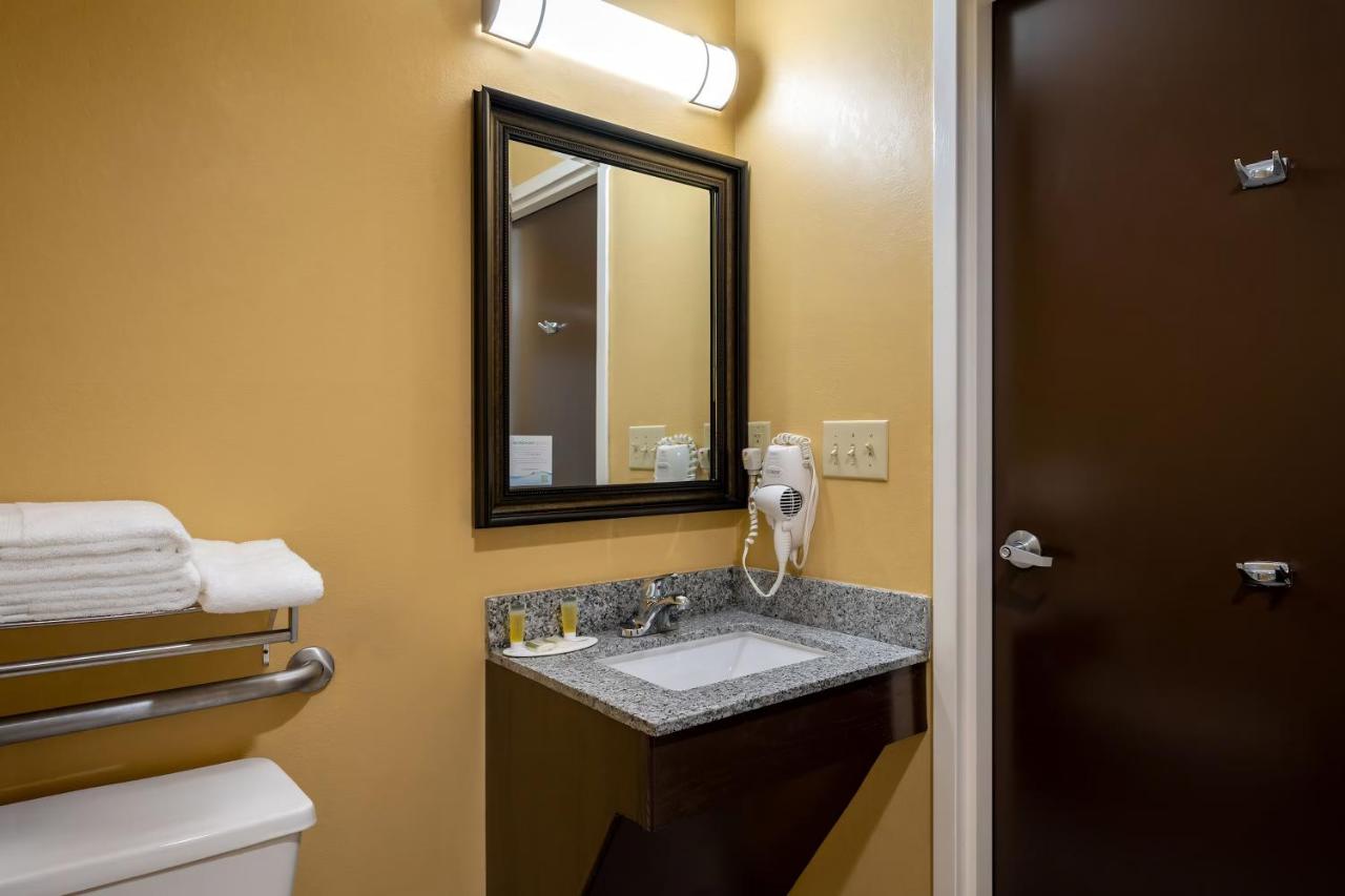 King Room - Non-Smoking at Super 8 by Wyndham Salisbury