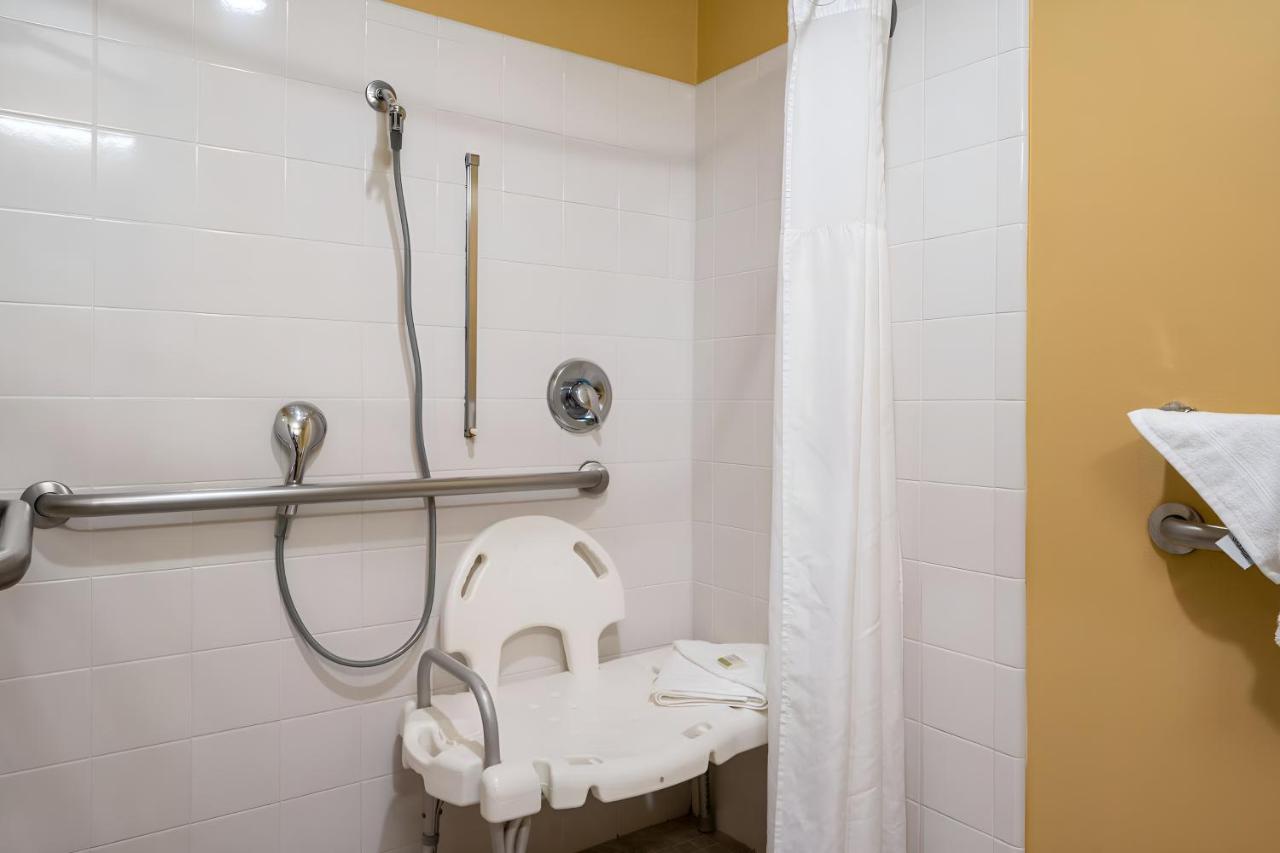 King Room - Mobility Access/Non-Smoking at Super 8 by Wyndham Salisbury