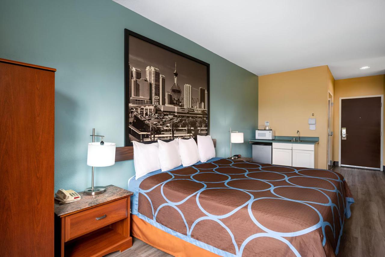 King Room - Mobility Access/Non-Smoking at Super 8 by Wyndham Salisbury
