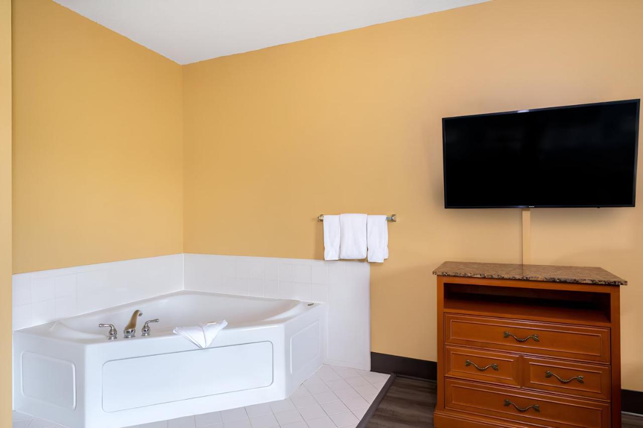 Deluxe King Studio Suite - Non-Smoking at Super 8 by Wyndham Salisbury