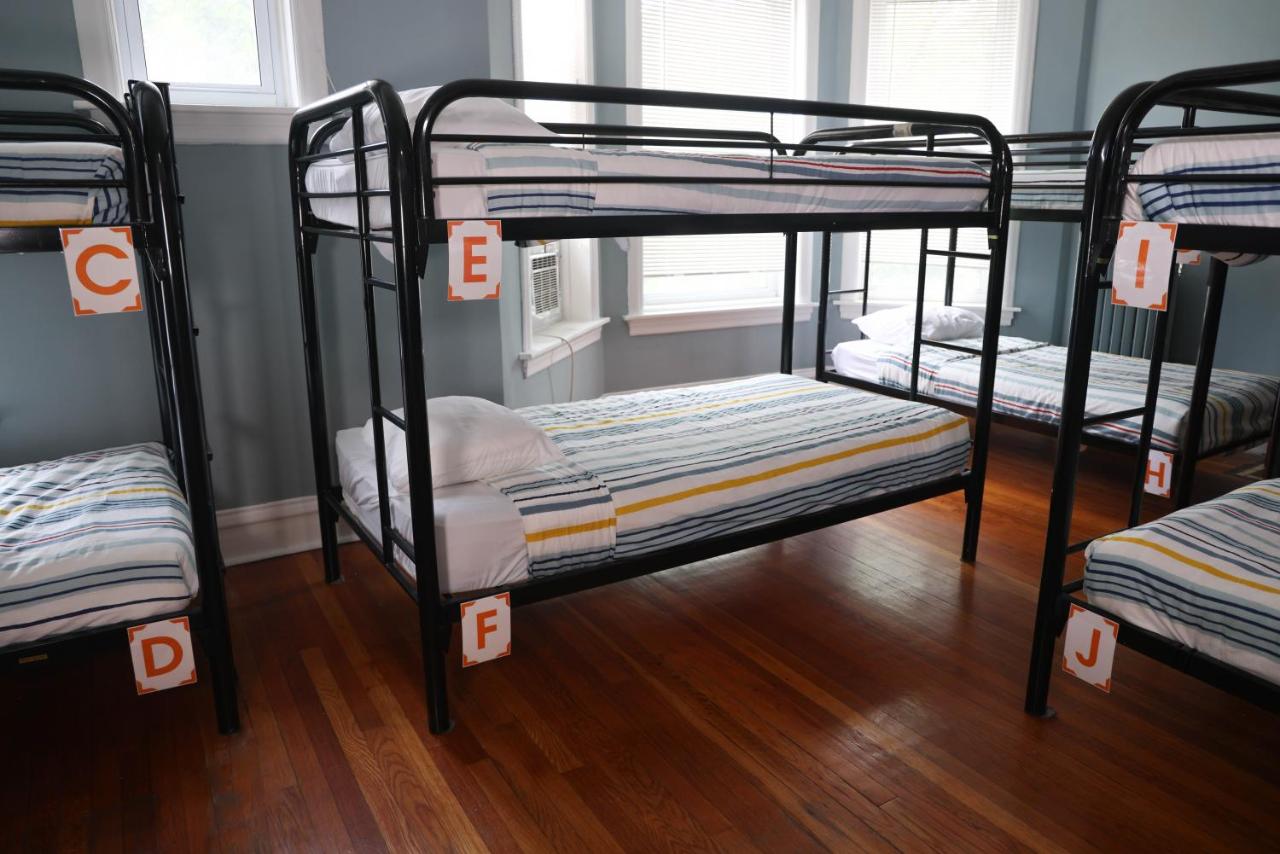 | Wrigley Hostel - Chicago