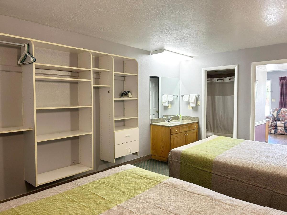 | Coronada Inn & Suites