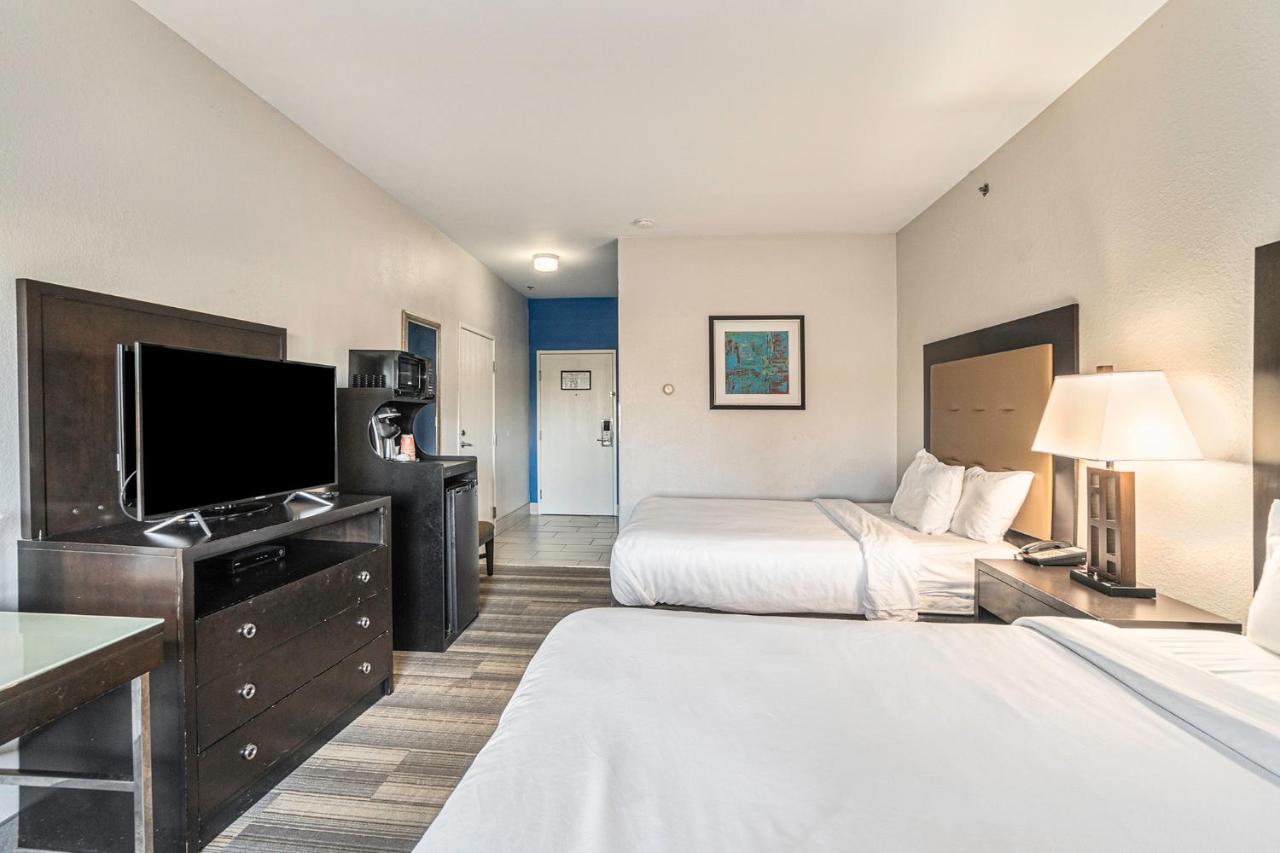 2 Queen Beds-accessible-roll-in Shwr-non Smk at Country Inn & Suites by Radisson, South Haven, MI