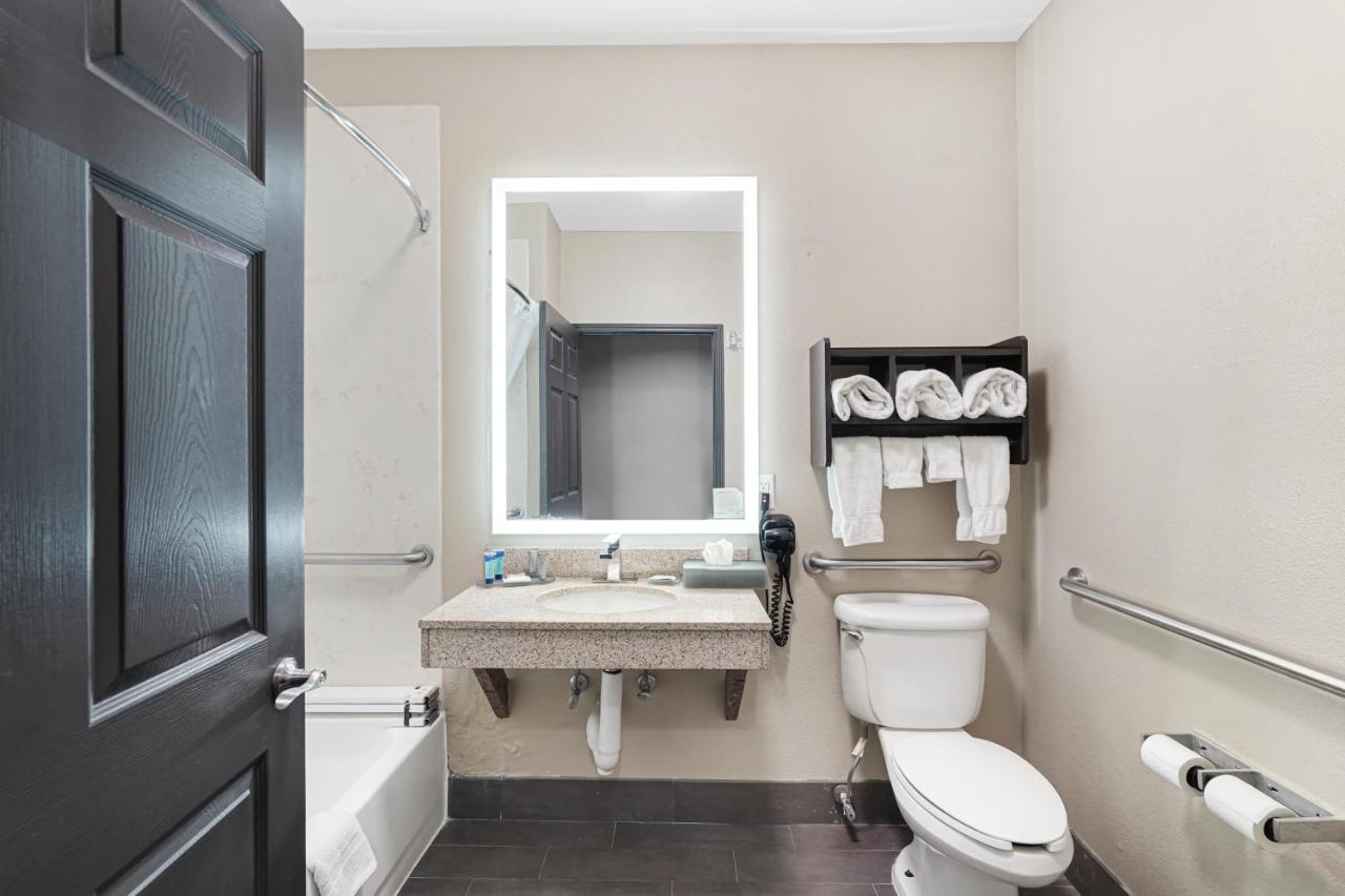 Deluxe King Room - Mobility Access/Tub w/Grab Bars/Non-Smoking at Red Lion Inn & Suites HOU Airport Road