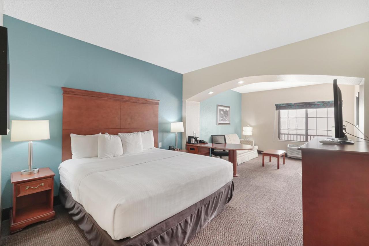 Deluxe King Room - Mobility Access/Tub w/Grab Bars/Non-Smoking at Red Lion Inn & Suites HOU Airport Road