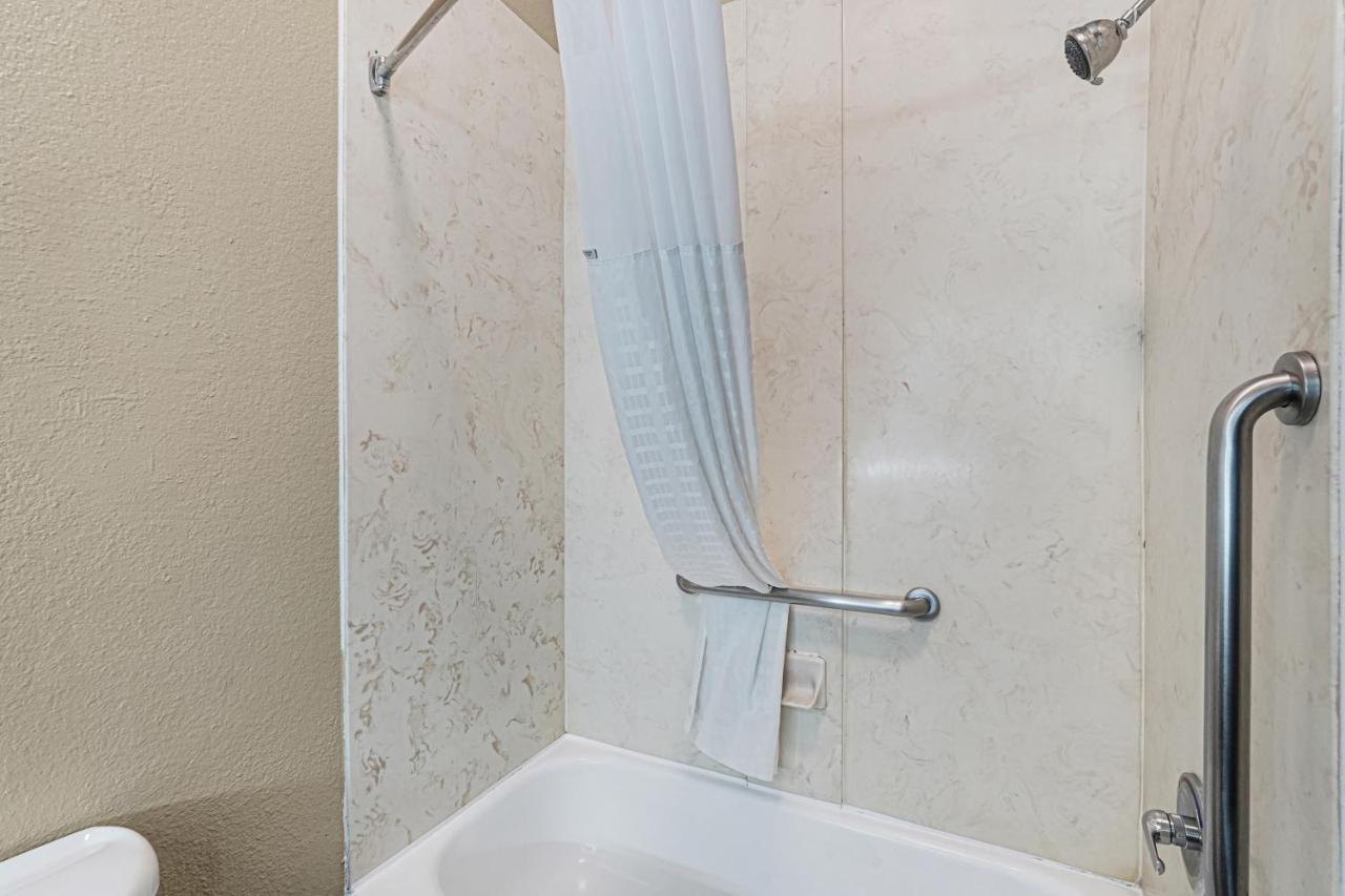 Deluxe King Room at Red Lion Inn & Suites HOU Airport Road