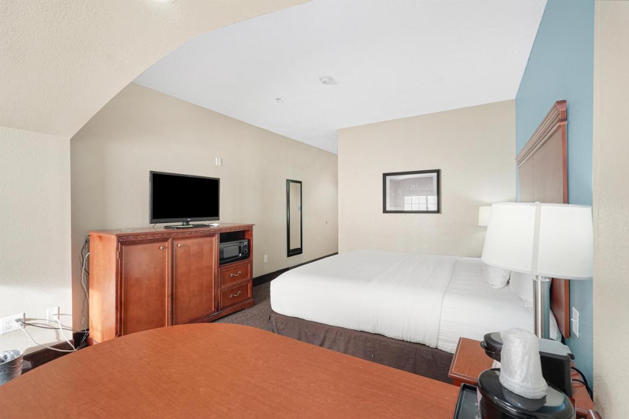 Deluxe King Room - Mobility Access/Tub w/Grab Bars/Non-Smoking at Red Lion Inn & Suites HOU Airport Road