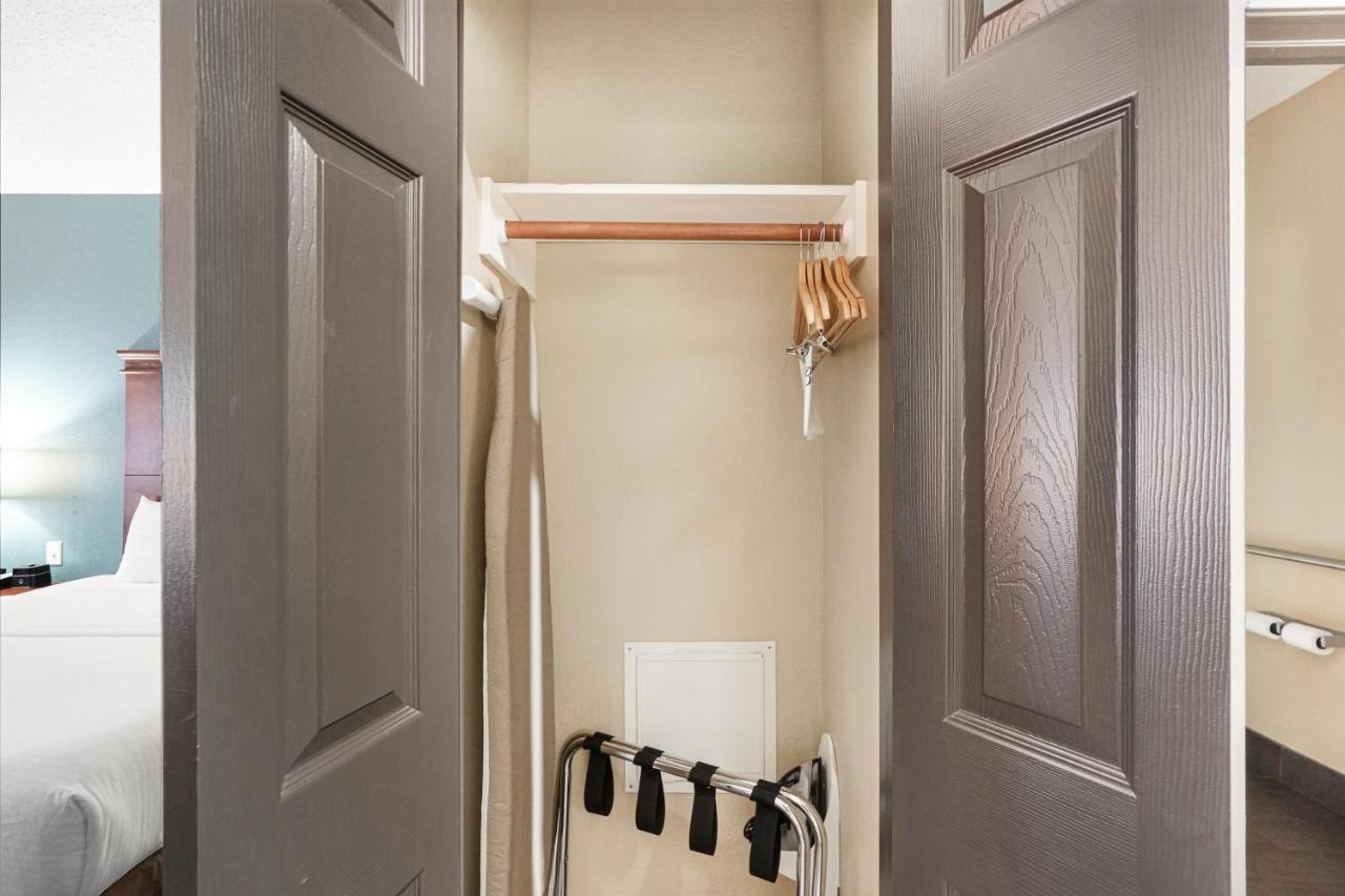 Deluxe King Room - Mobility Access/Tub w/Grab Bars/Non-Smoking at Red Lion Inn & Suites HOU Airport Road