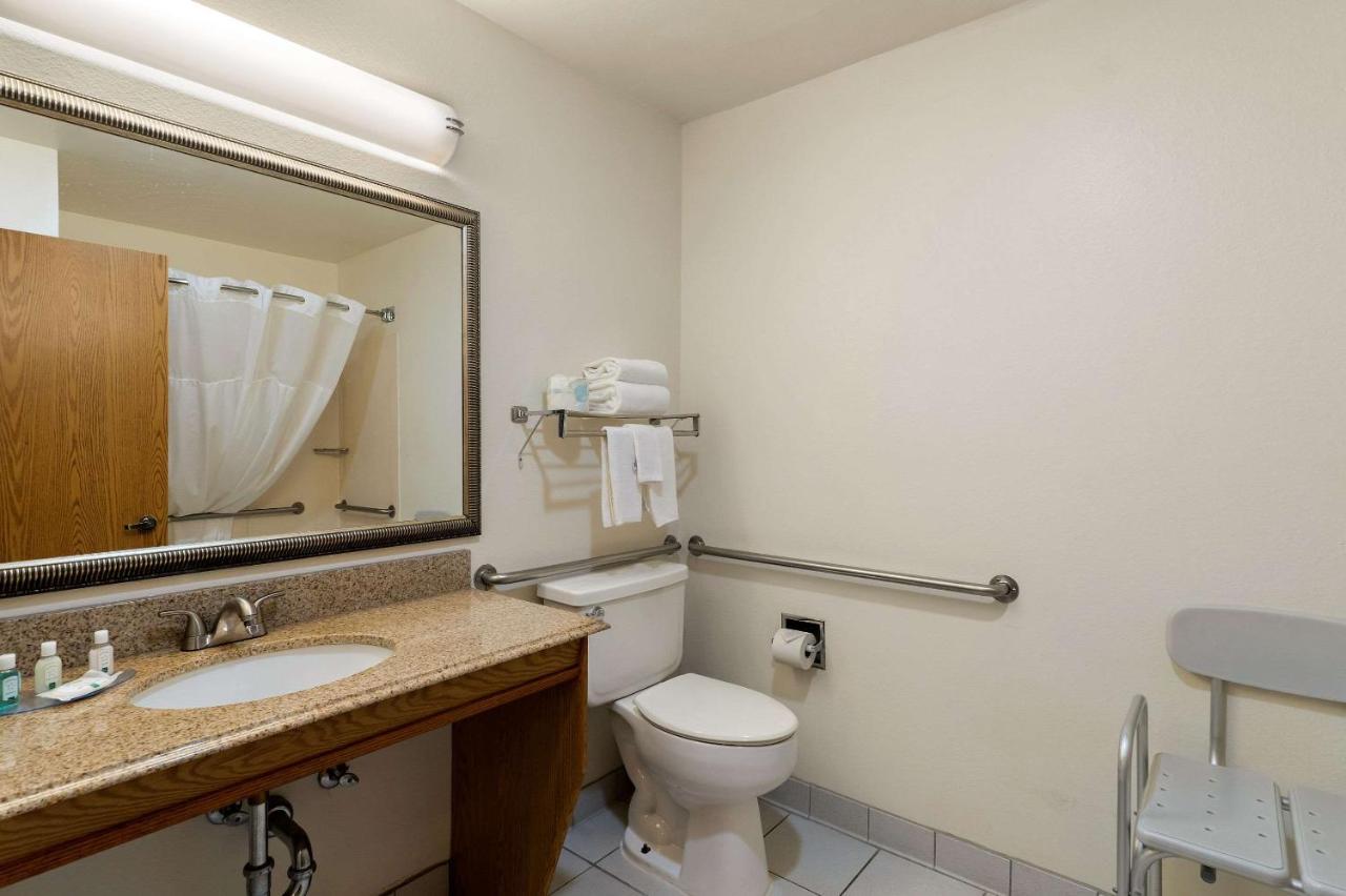 Queen Room - Disability Access/Non-Smoking at Quality Inn Cheyenne I-25 South