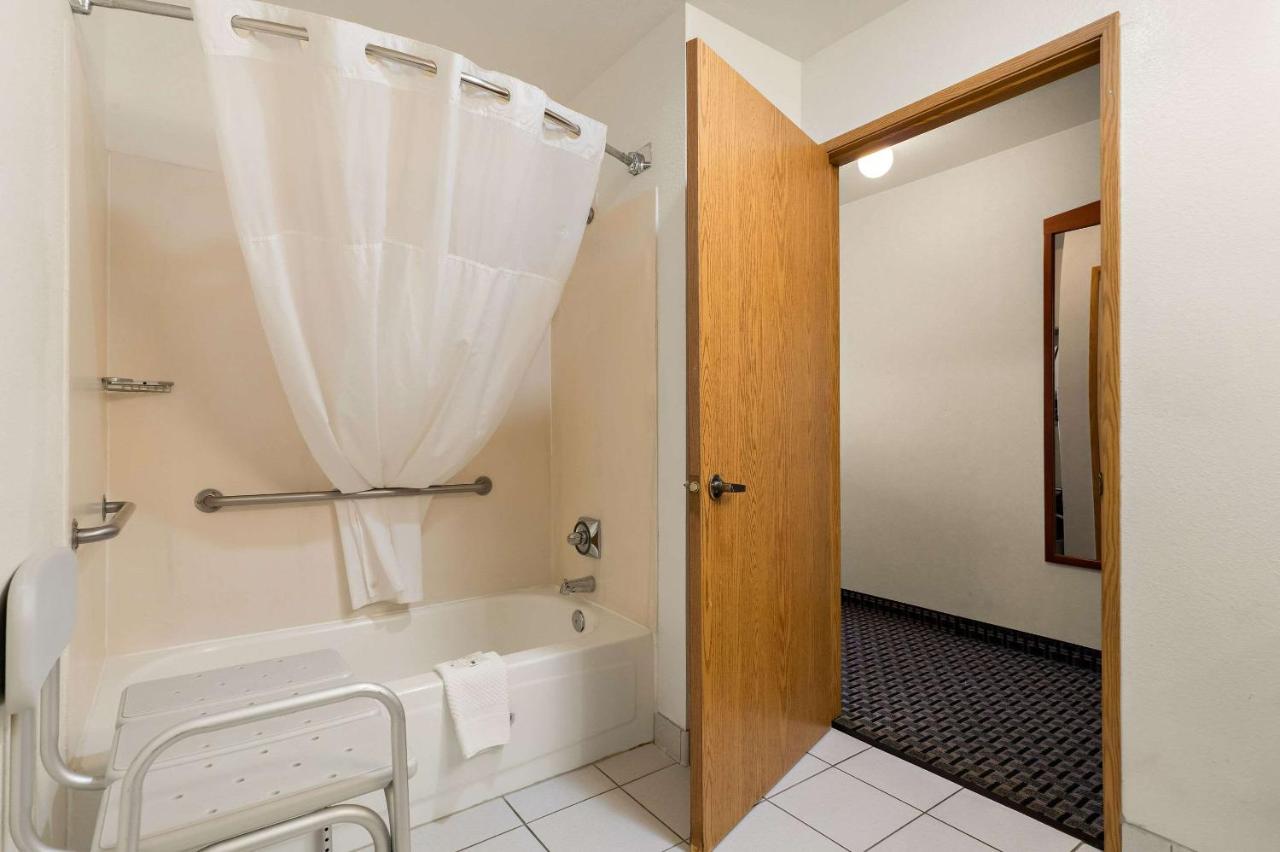 Queen Room - Disability Access/Non-Smoking at Quality Inn Cheyenne I-25 South