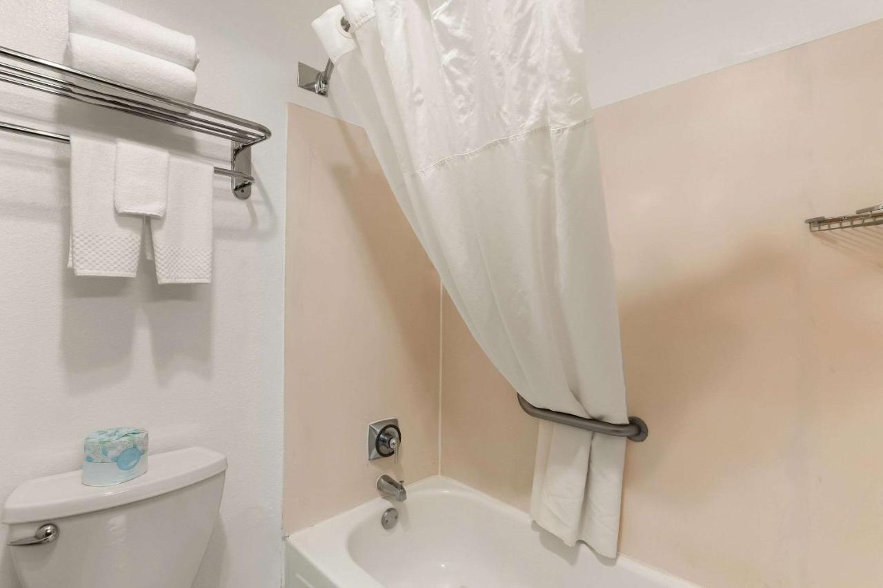 Queen Room - Non-Smoking at Quality Inn Cheyenne I-25 South