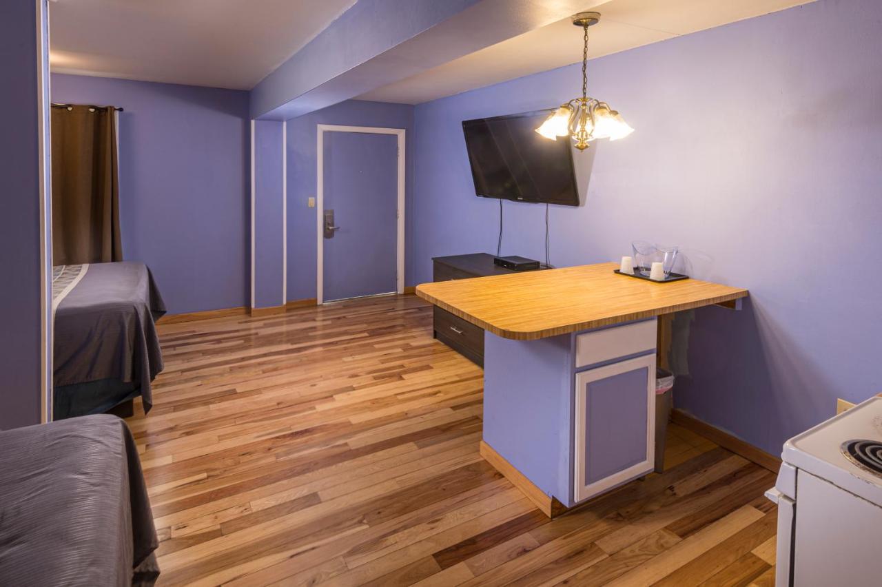 Deluxe Double Room (2 Adults + 1 Child) at Sunrise Inn Hershey