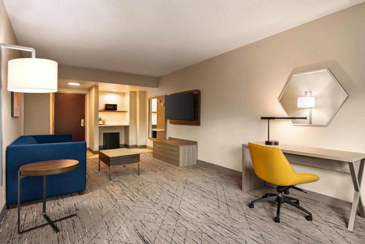 Executive Suite at Holiday Inn Express & Suites Mobile West I-10 by IHG
