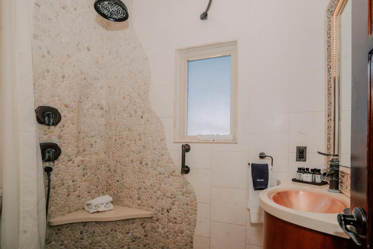 Deluxe Suite at Pantai Inn