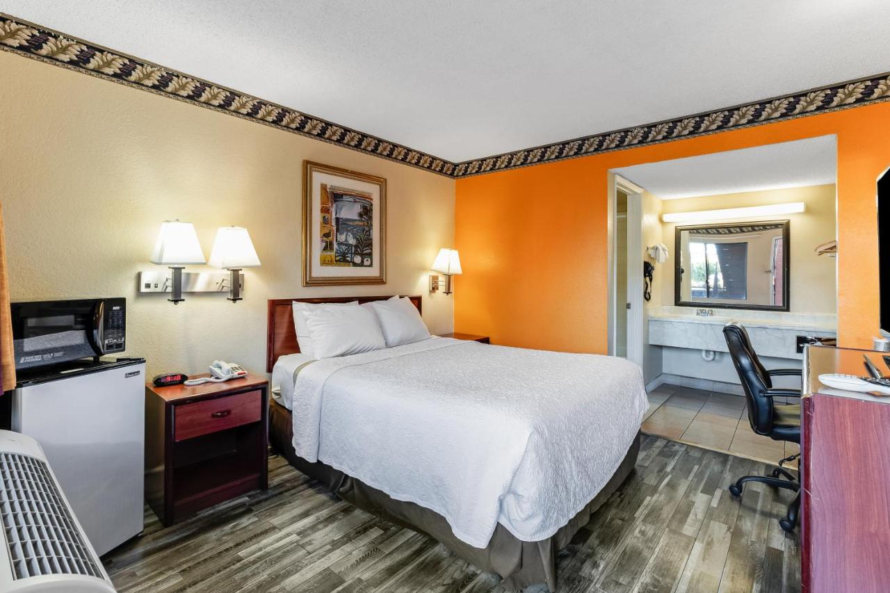| Knights Inn Madera