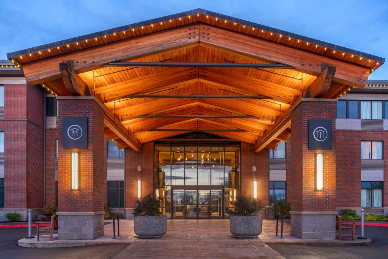 | Best Western Premier Boulder Falls Inn