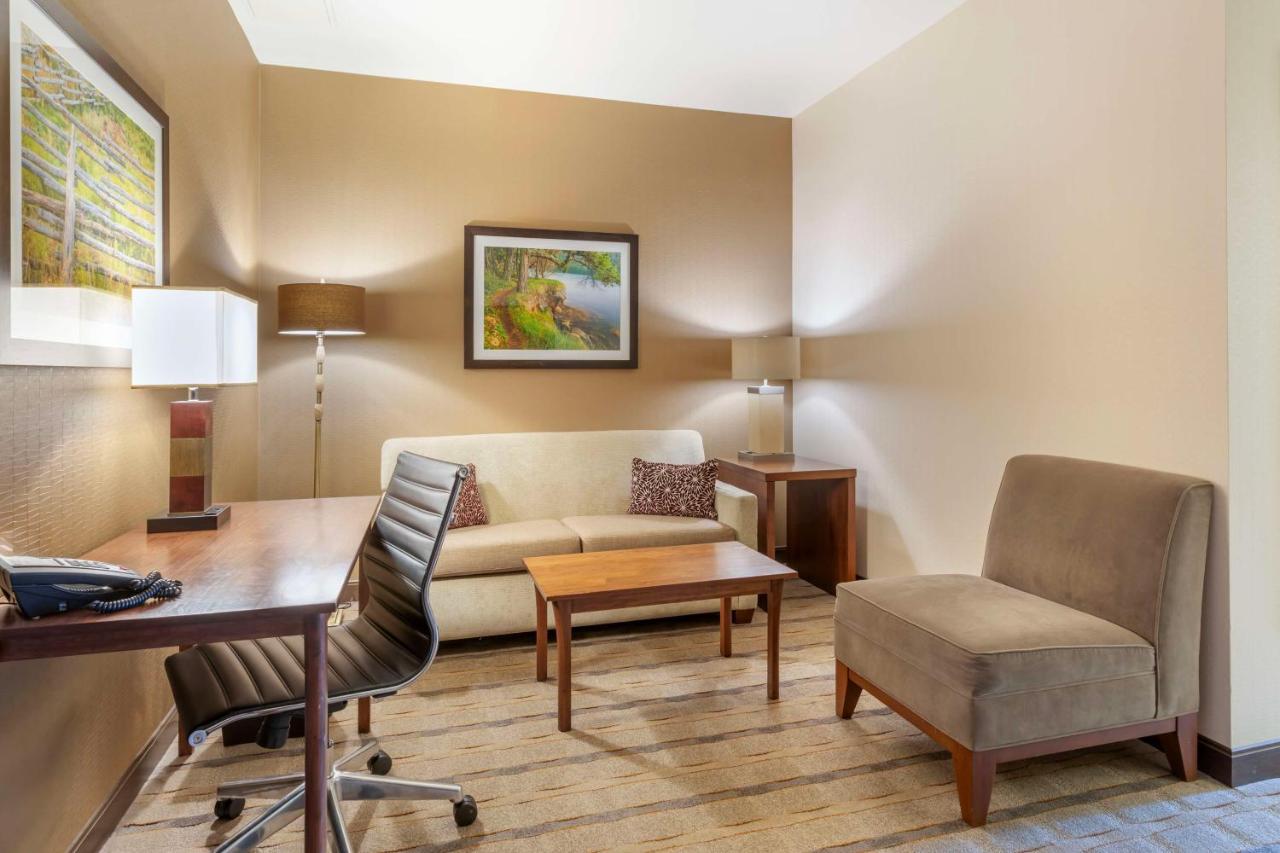King Suite - Garden View/Non-Smoking at Best Western Premier Boulder Falls Inn