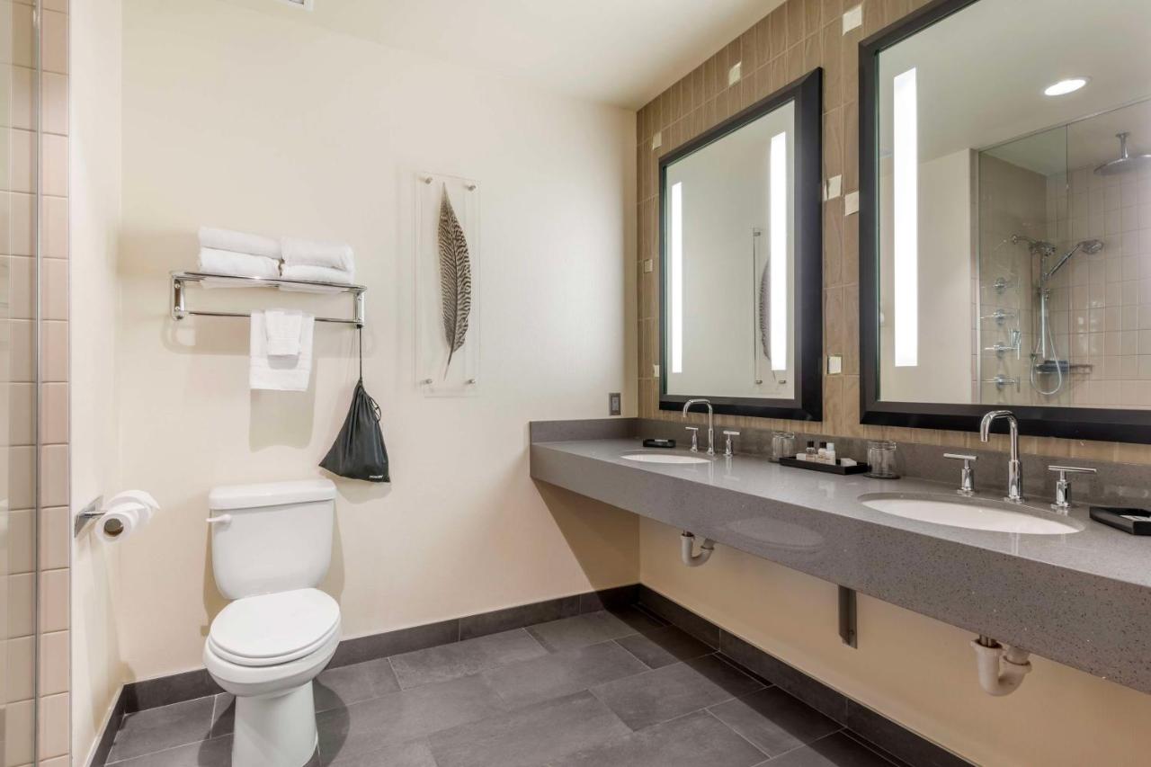 King Suite - Garden View/Non-Smoking at Best Western Premier Boulder Falls Inn