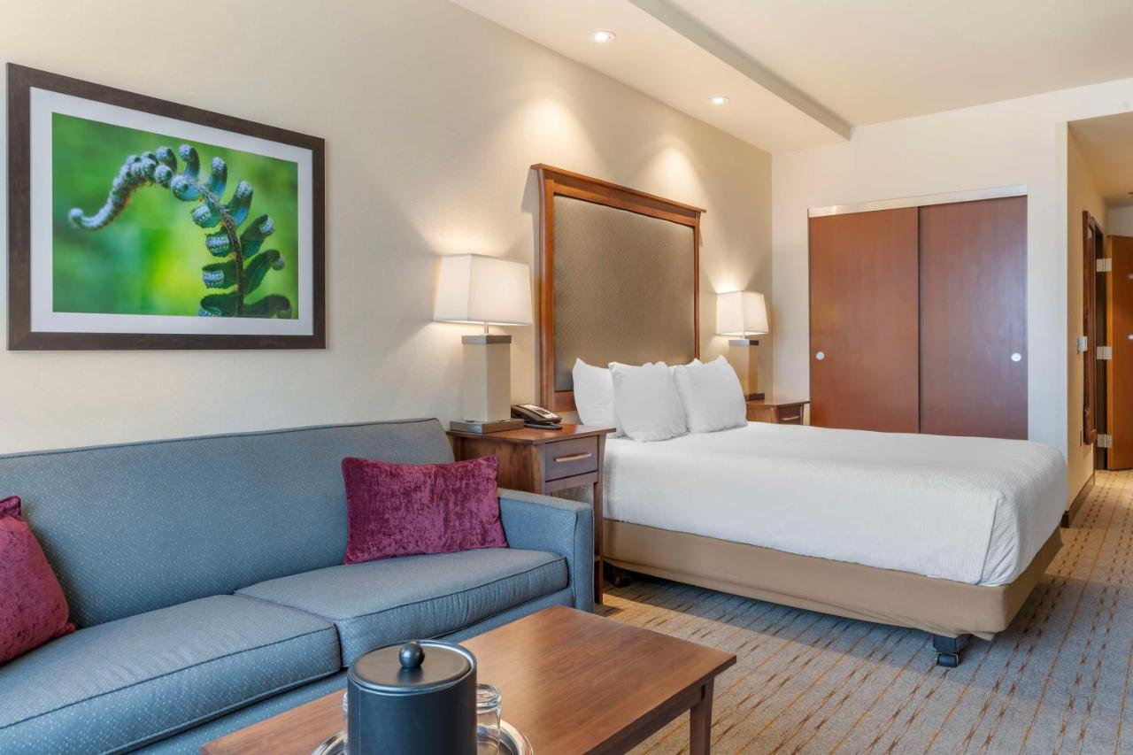 | Best Western Premier Boulder Falls Inn