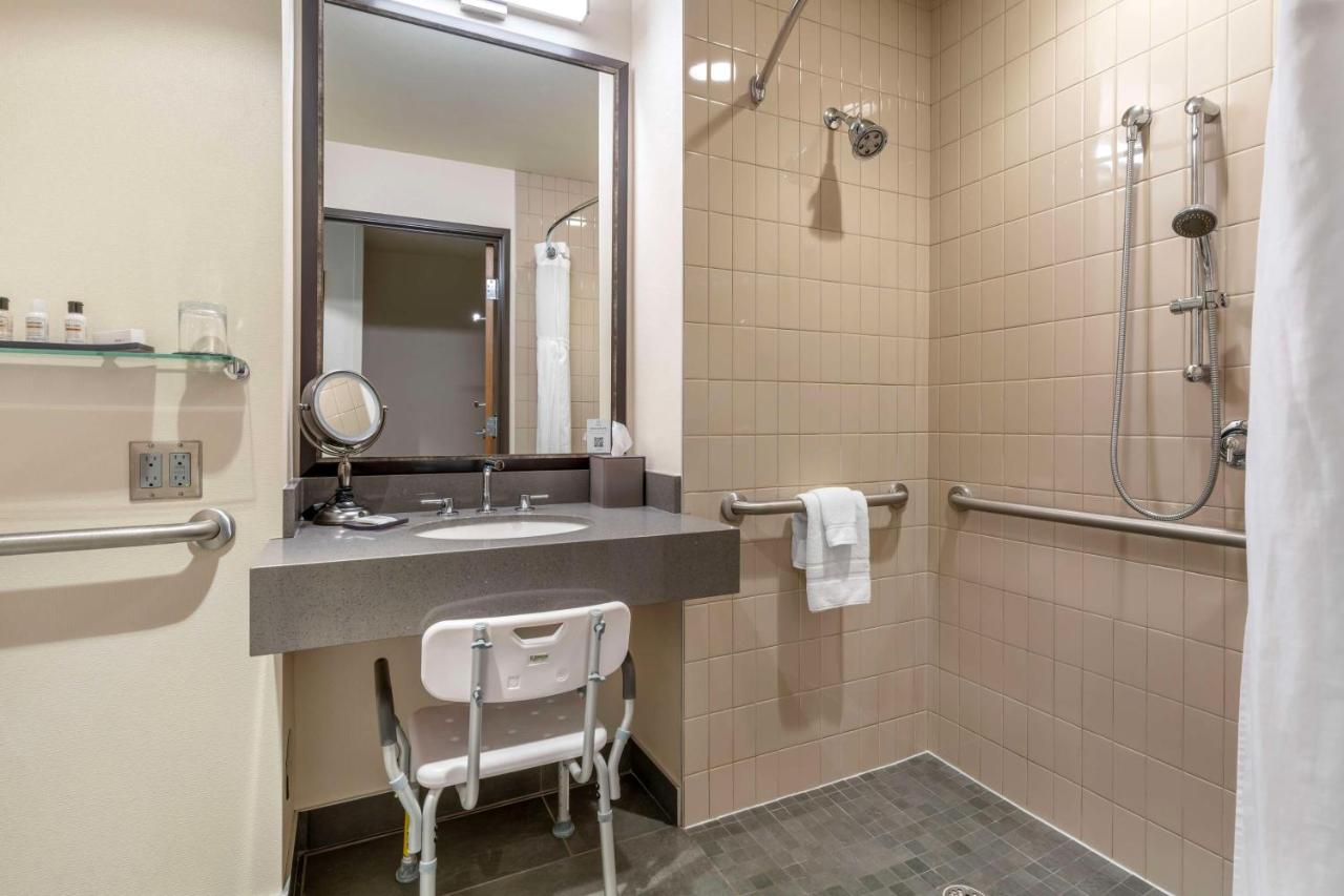 Queen Room with Sofa Bed - Disability Access/Non-Smoking at Best Western Premier Boulder Falls Inn