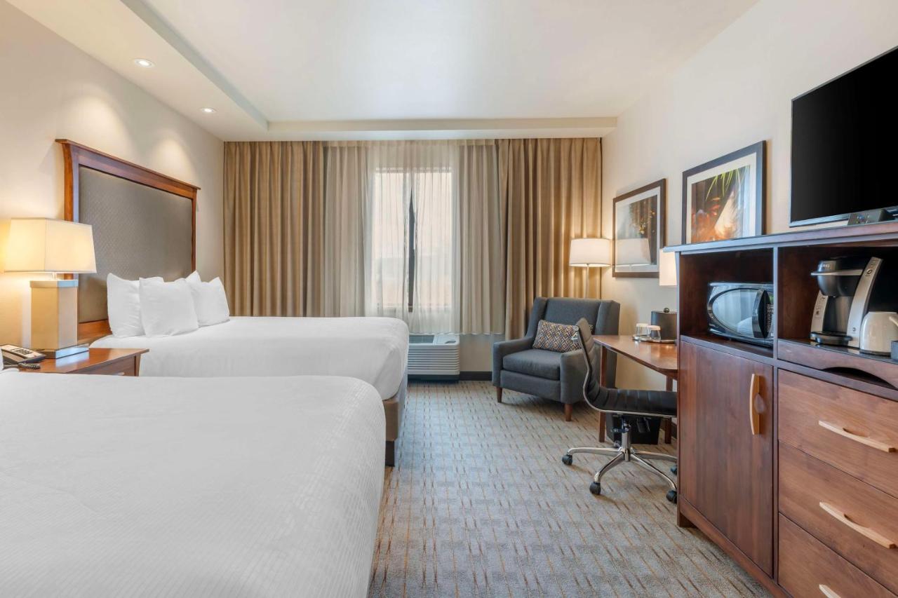  Queen Room with Two Queen Beds - Garden View/Non-Smoking at Best Western Premier Boulder Falls Inn