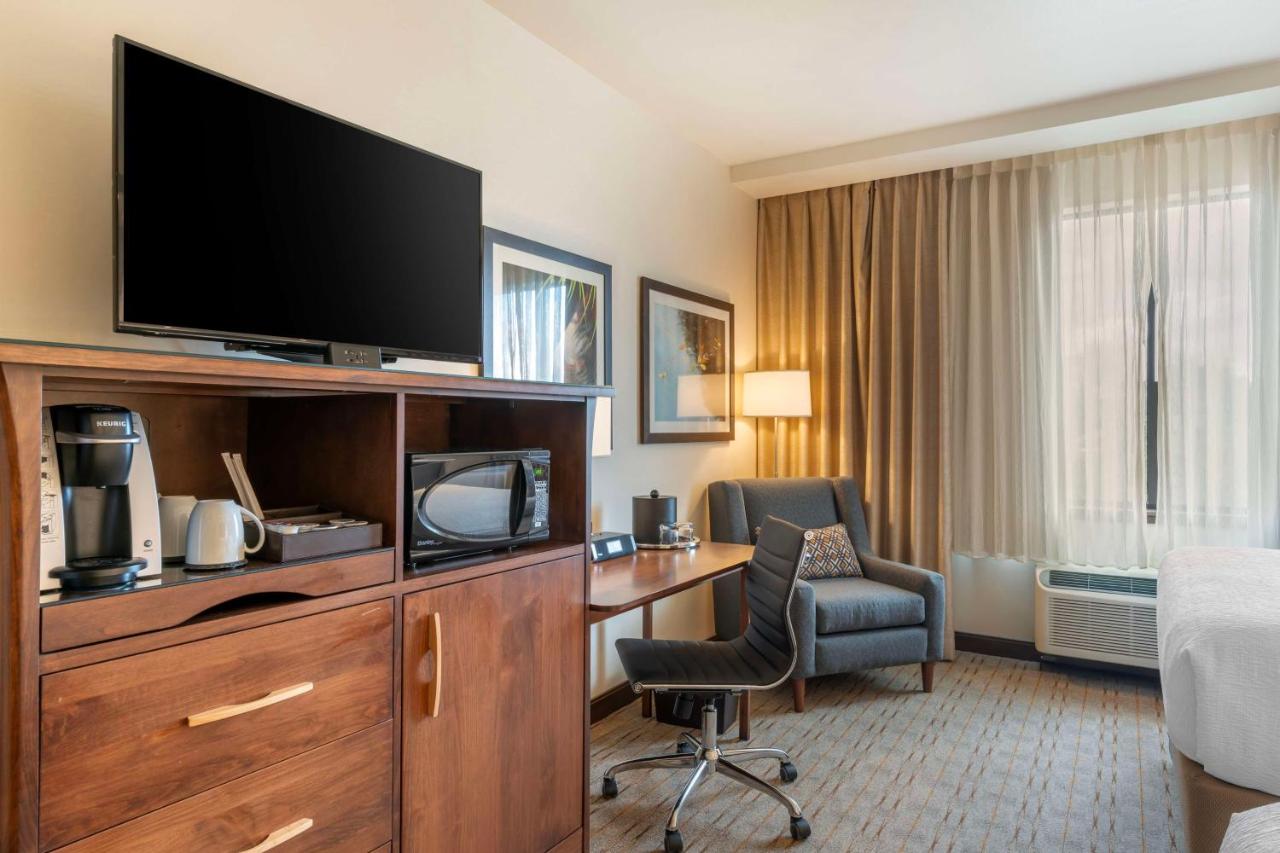Queen Room with Sofa Bed - Disability Access/Non-Smoking at Best Western Premier Boulder Falls Inn