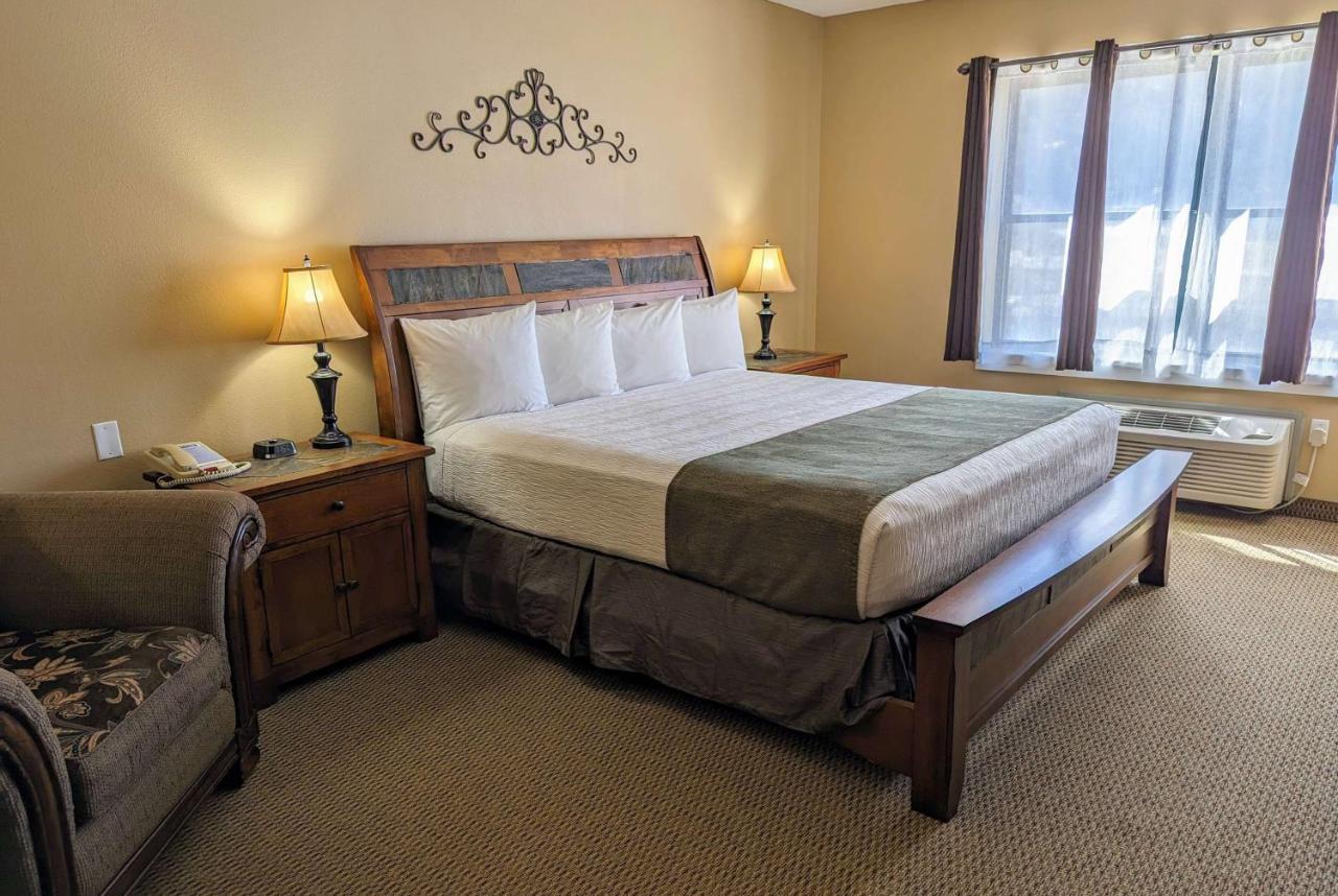 King Suite - Non-Smoking at Travelodge Inn & Suites by Wyndham Deadwood