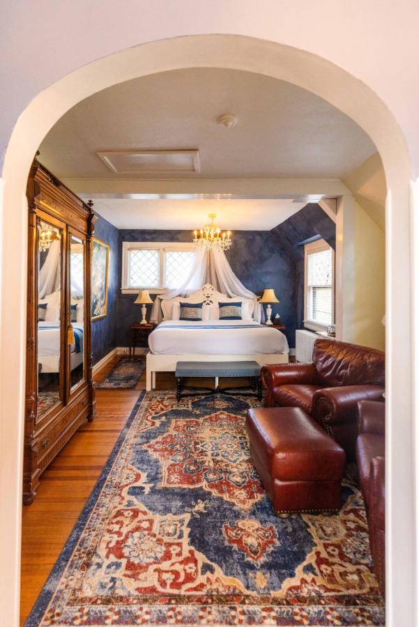 | Manor House Inn