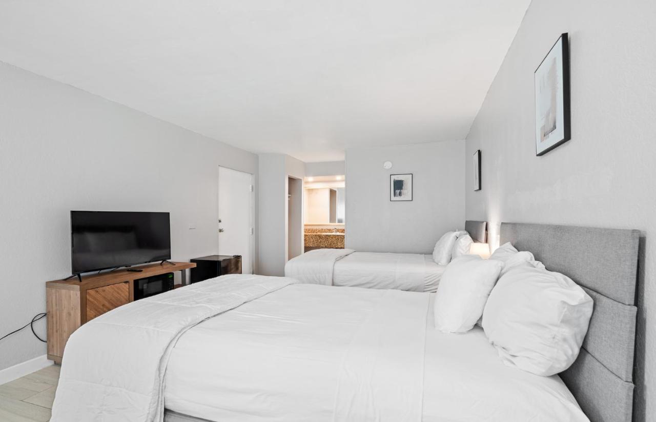 Double Room with Two Double Beds - Non-Smoking at Hotolos