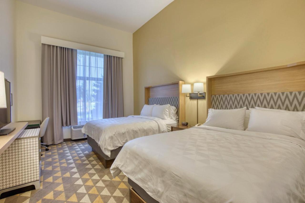 Executive Queen Room with Two Queen Beds at Holiday Inn Hotel & Suites Madison West - Middleton by IHG