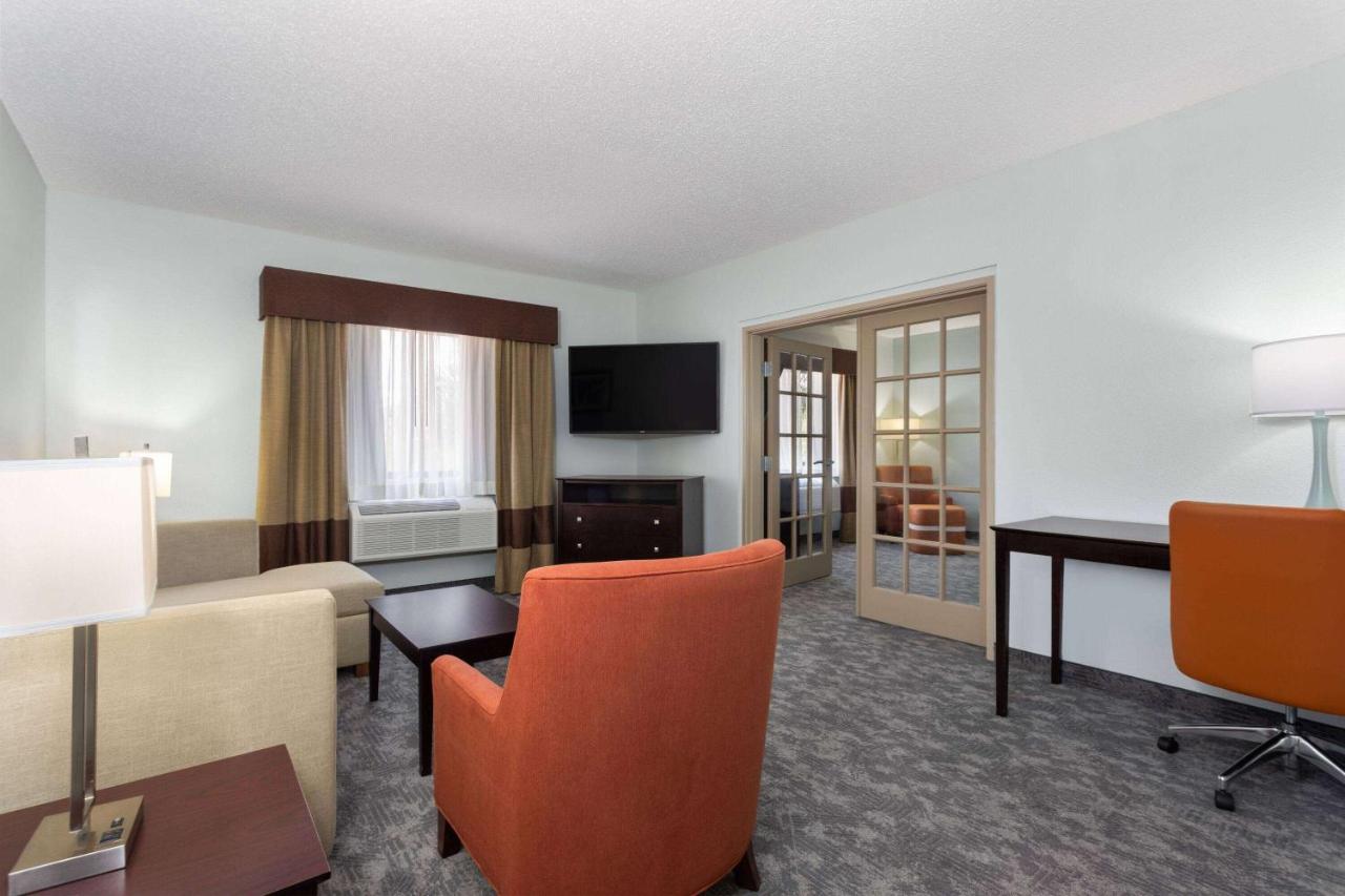 King Suite at La Quinta Inn & Suites by Wyndham Bonita Springs Naples N.