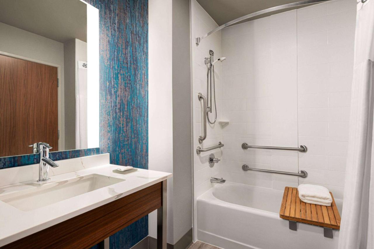 Executive King Suite - Mobility and Hearing Impaired Access/Non-Smoking at La Quinta Inn & Suites by Wyndham Marysville