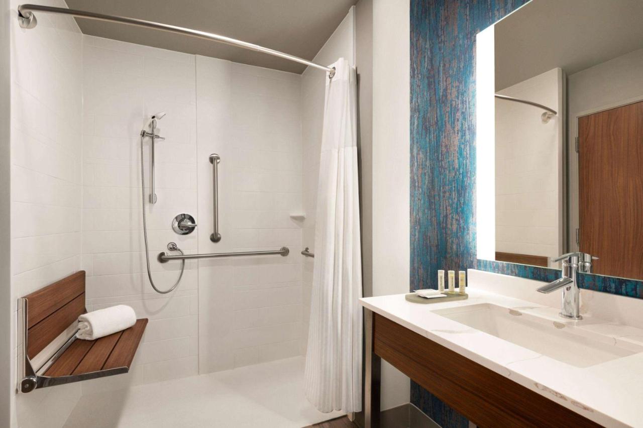 Queen Room with Two Queen Beds - Mobility and Hearing Impaired Access/Non-Smoking at La Quinta Inn & Suites by Wyndham Marysville