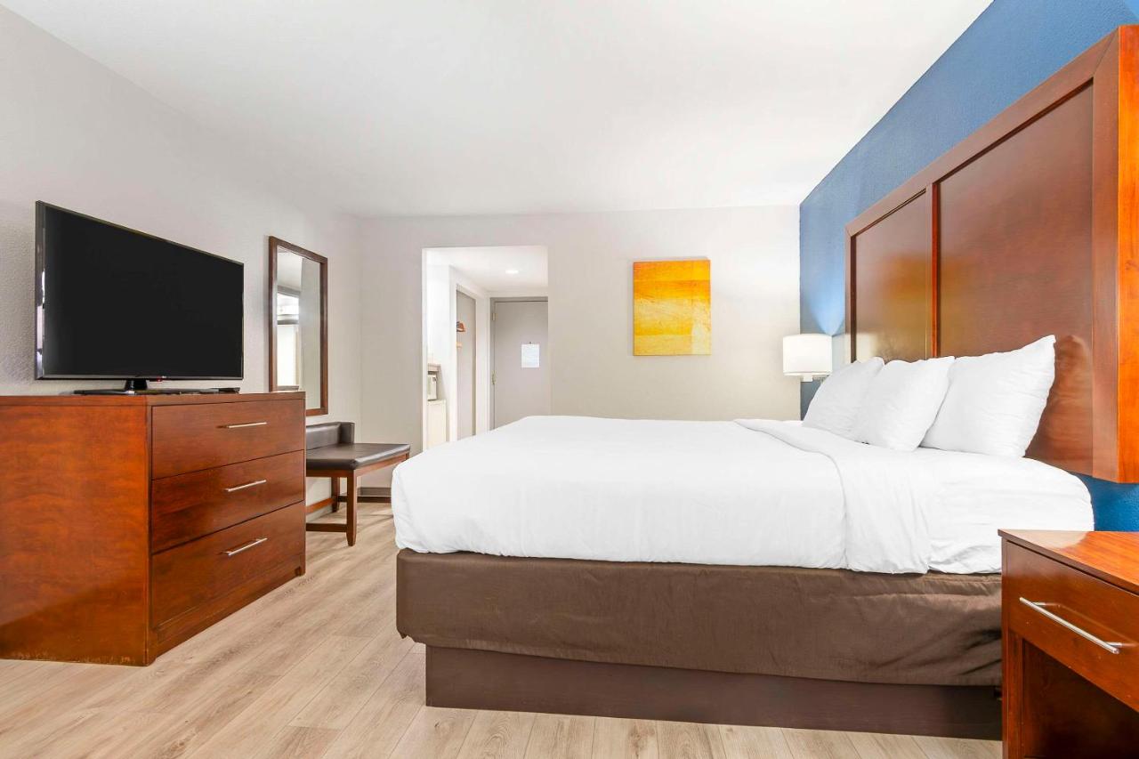 | Comfort Inn Near Six Flags St. Louis