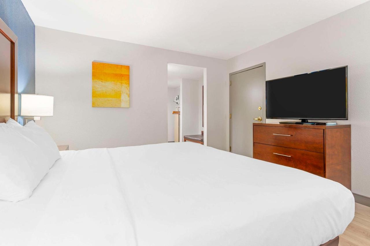 | Comfort Inn Near Six Flags St. Louis