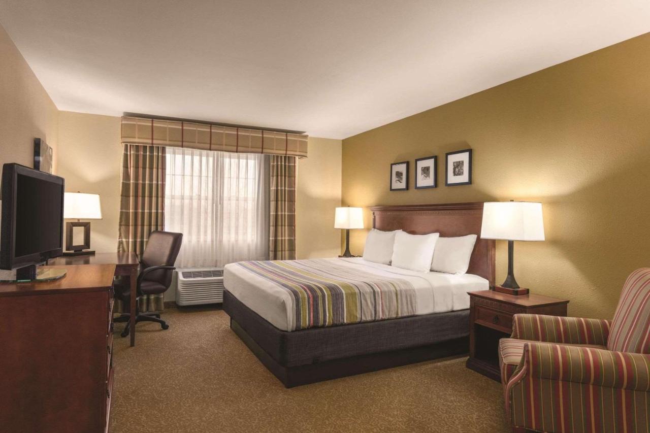 | Country Inn & Suites by Radisson, Dakota Dunes, SD