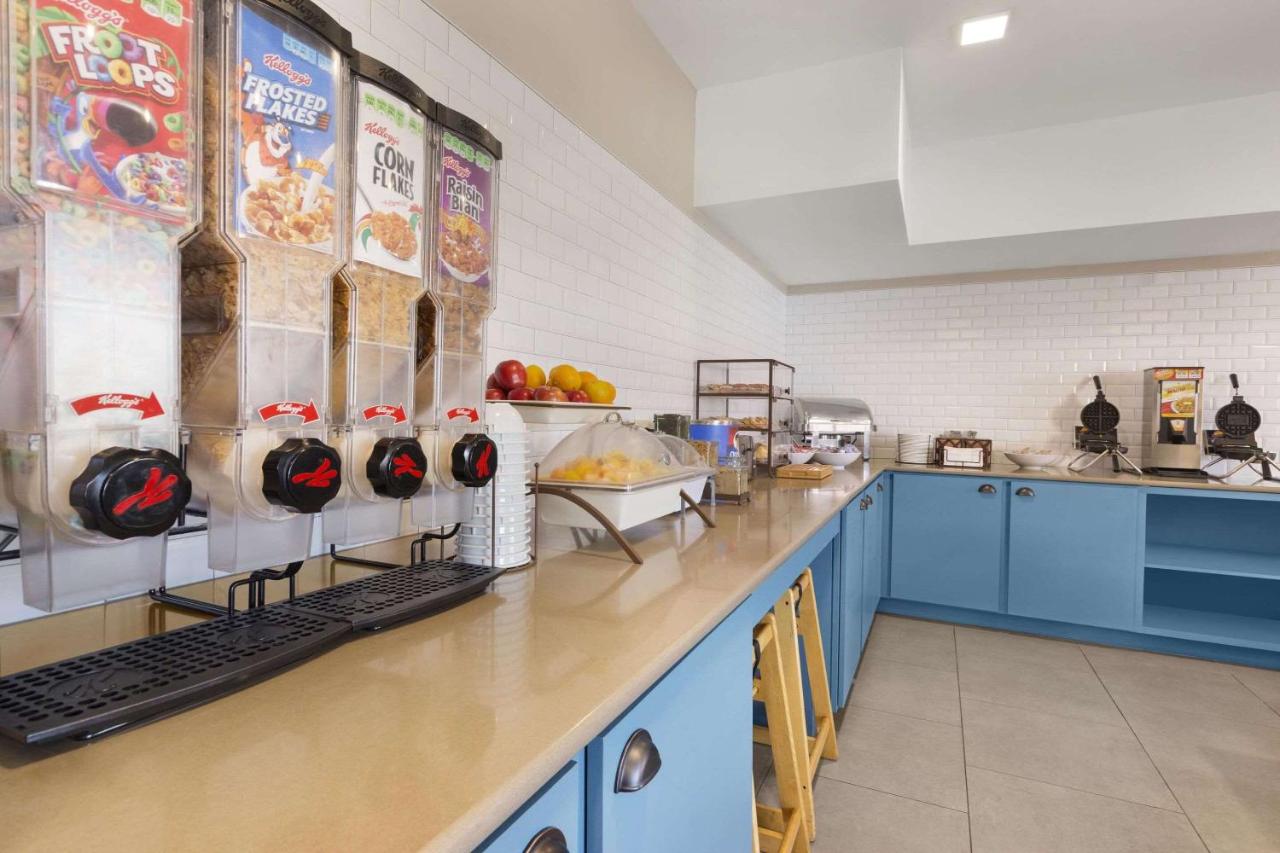 | Country Inn & Suites by Radisson, Richmond West at I-64, VA