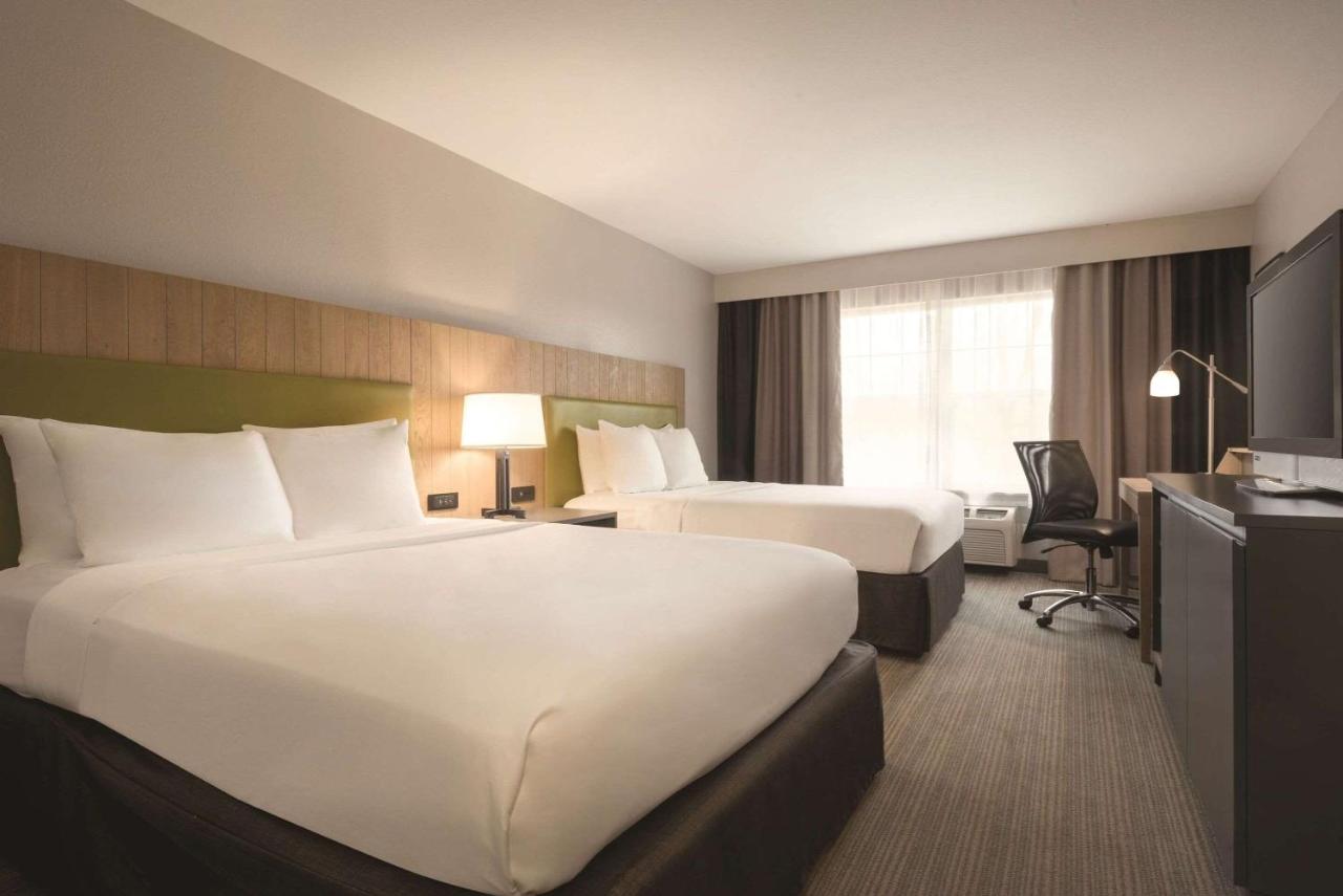 | Country Inn & Suites by Radisson, Germantown, WI