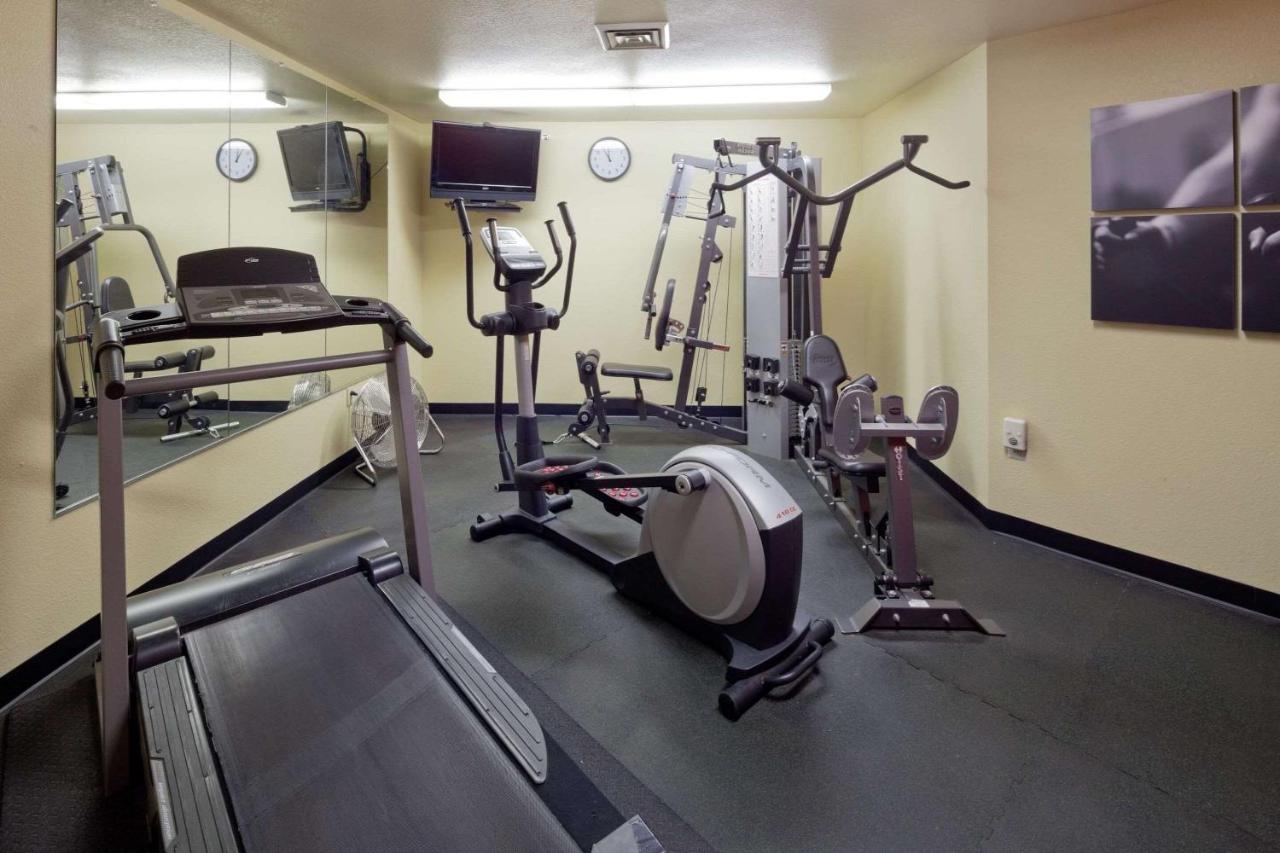 | Country Inn & Suites by Radisson, Germantown, WI