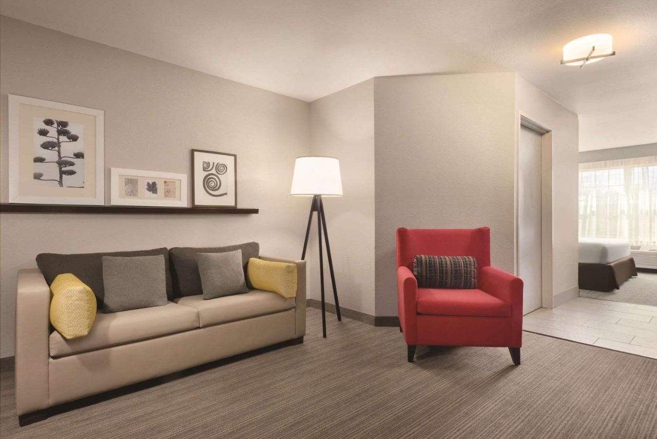 | Country Inn & Suites by Radisson, Germantown, WI