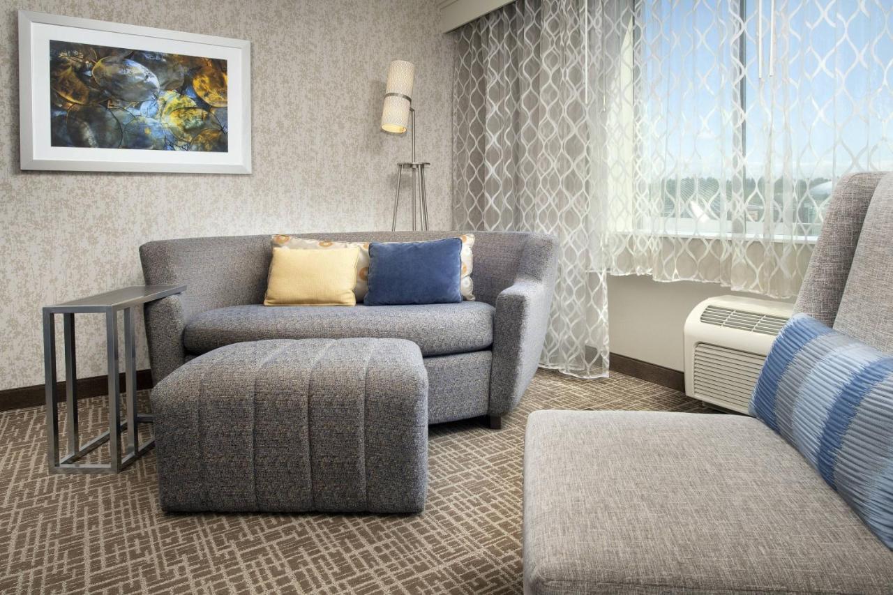 Large Queen Room with Mountain View at Courtyard by Marriott Tacoma Downtown
