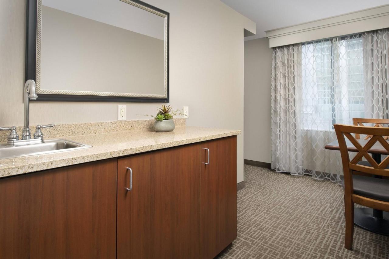 Large Queen Room with Mountain View at Courtyard by Marriott Tacoma Downtown