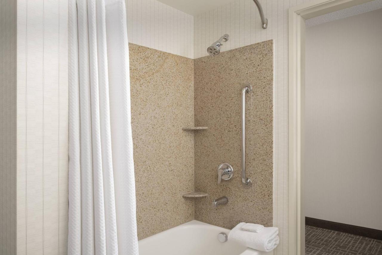 Large Queen Room with Mountain View at Courtyard by Marriott Tacoma Downtown