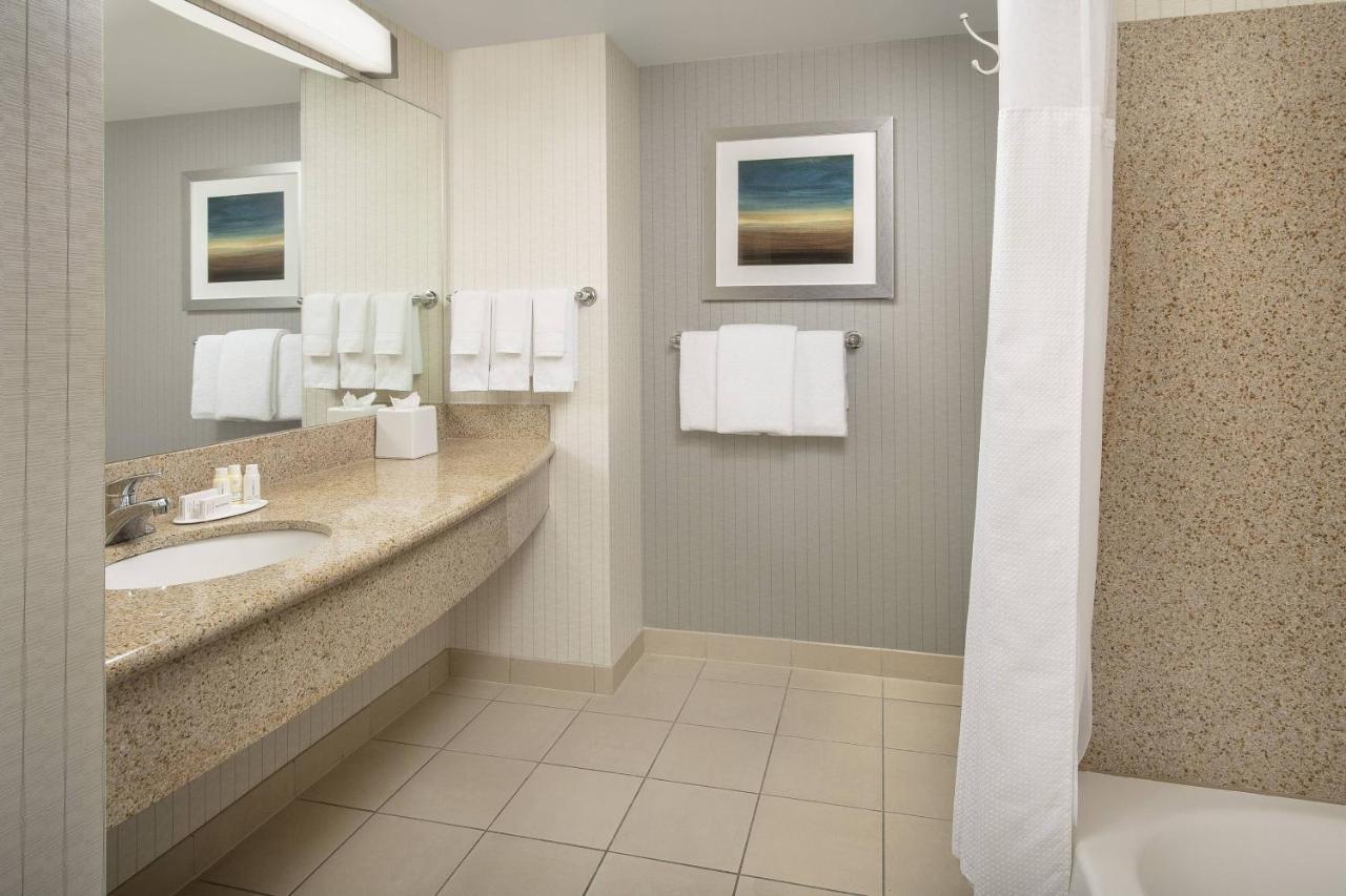 Large Queen Room with Mountain View at Courtyard by Marriott Tacoma Downtown